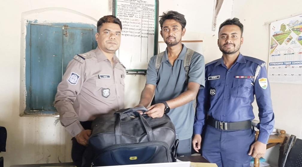 জামালপুরে ট্রেনে ফেলে যাওয়া ব্যাগ উদ্ধার, যাত্রীর খুশি